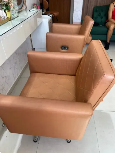 Duas cadeiras uma fixa e outra reclinável com encosto cabeça super conservada 