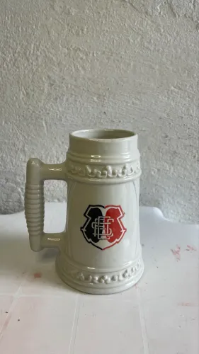 Canecas em porcelana antiga