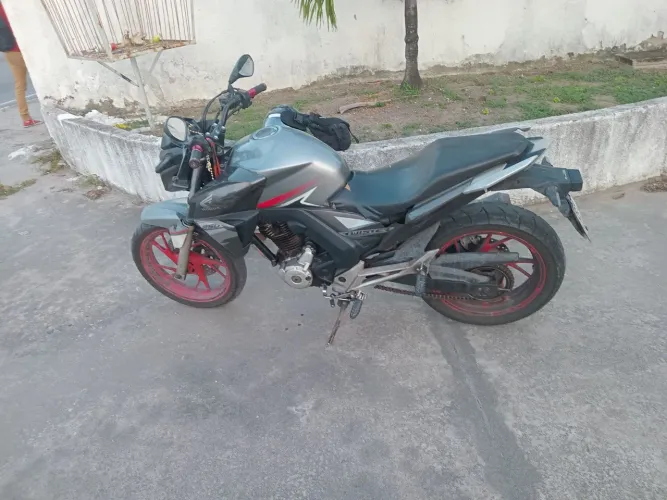 Moto muito boa so ta precisando de um dono pra ajeita ela .