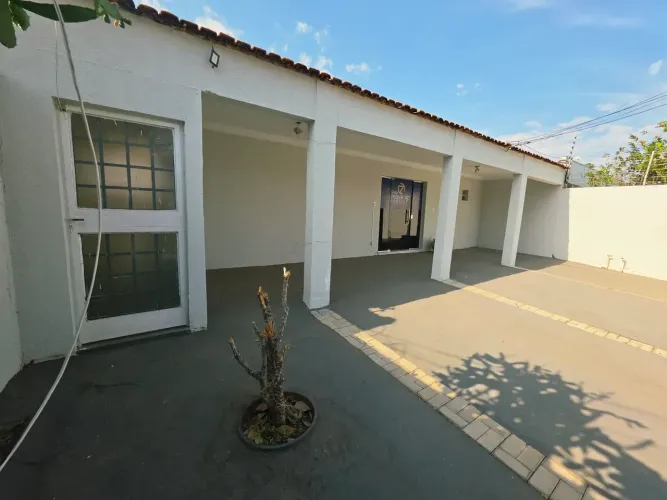 Casa Comercial/Residencial no Jardim Cuiabá | 420 m² de Terreno | Próxima à Av. das Flores