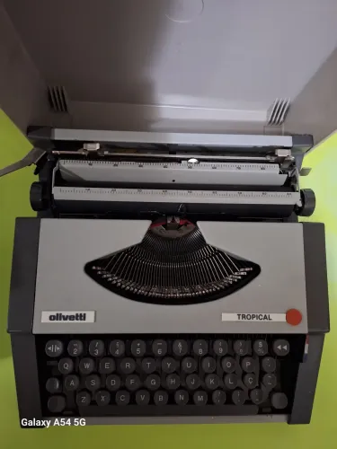 Máquina de escrever portátil. Olivetti Tropical raridade bem conservada oportunidade.