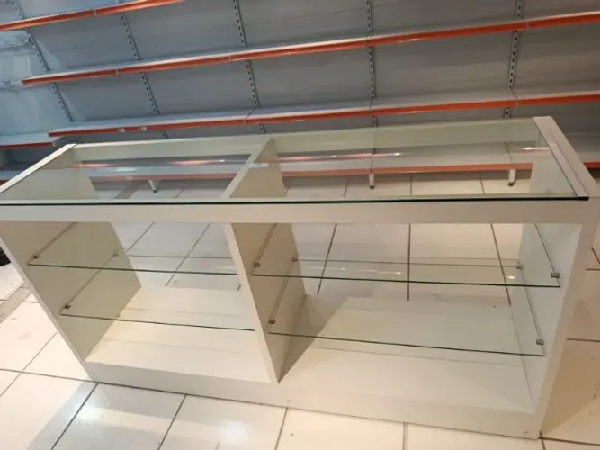 Balcão expositor Ilha em MDF com rodinhas e prateleiras de vidro 1,90 X 1,00 X 0,50