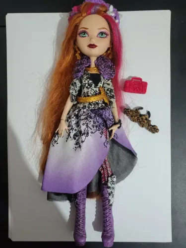 Boneca Holly spring Ever after high