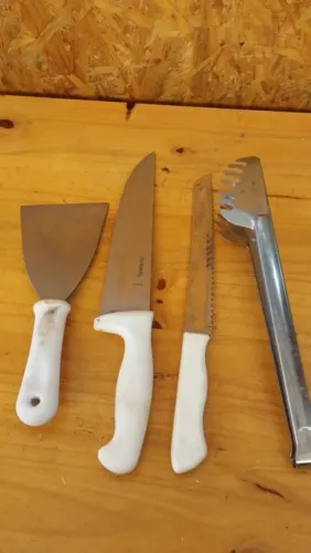 Kit Desapego Cozinha e Chapa - Espátula, Facas e Pegador de Massa (4 Peças)