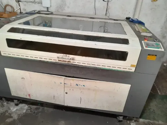 Maquina á laser ( corte de diversos materiais)
