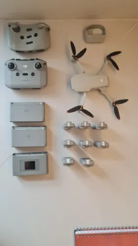 Drone DJI Mini 2 Fly More Combo. Com 8 baterias e 3 Hubs de Carregamento.