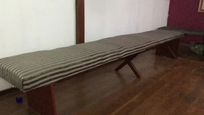 banco estofado com tecido lindo brilhante, estrutura em peroba super resistente ; 8 pes.