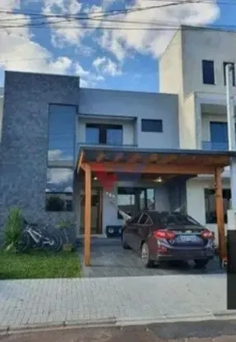Sobrado Semi Novo 165m com 3 Quartos, Suíte e Edícula Próx. ao Shopping em Campo Largo
