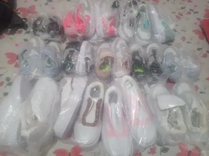 Passo 13 pares de sapatos novos 10 pares de criança e 3 pares de adultos