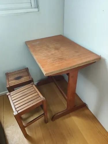 Conjunto mesa com duas banquetas
