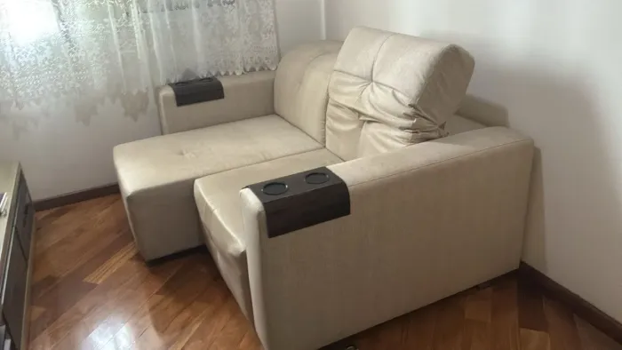 Sofa bege com chaise, encosto reclinavel e assento deslizante 