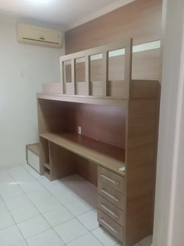 Cama suspensa com mesa embutida + armário