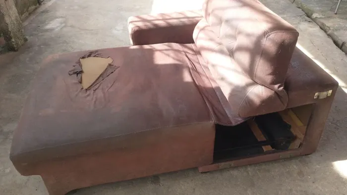 SOFÁ O CACHORRO RASGOU O PANO MAS ELE É OTIMO