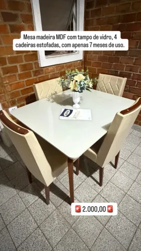 Mesa 100% MDF com tampo de vidro e 4 cadeiras estofadas