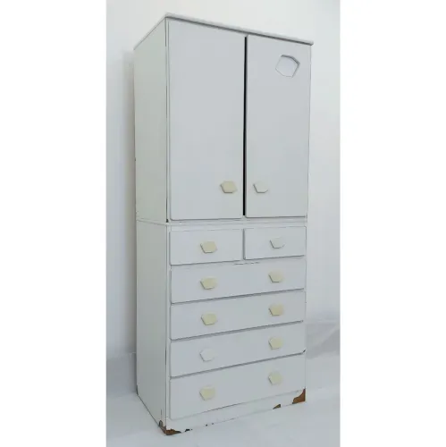 Guarda roupas de madeira com 2 portas e 6 gavetas.