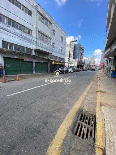 Loja de esquina na avenida principal, para locação em Lavras