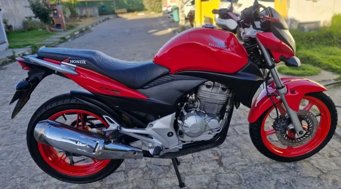 Moto Cb300 conservada 2 pneus seminovos motor todo bom não fumaça vermelha perolizada