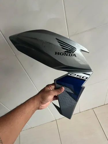 ABA DIREITA CB 250 (carenagem)