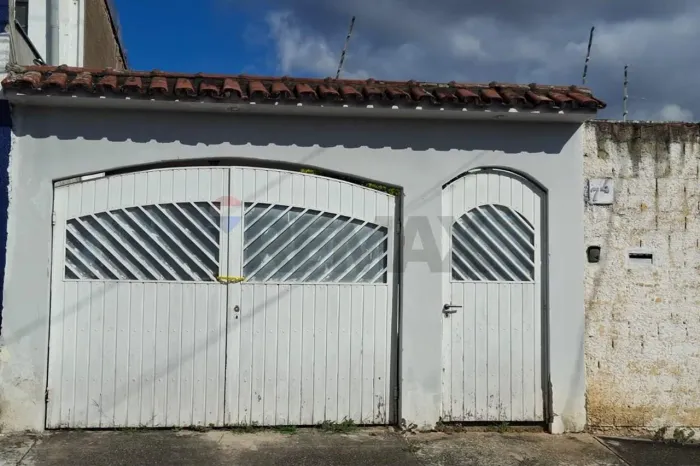 Terreno de 300m² com Casa Habitável nos Fundos | Excelente Oportunidade de Investimento na