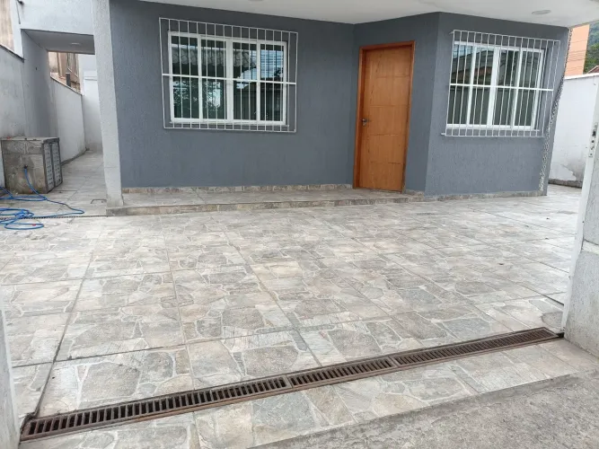 Alugo excelente casa na ilha com 3 quartos! Fino acabamento!! Excelente localização.