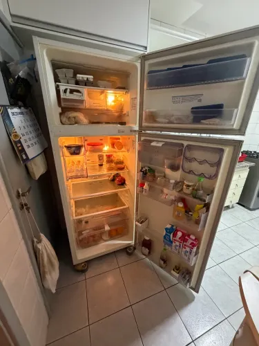 Geladeira Frost Free branca com dispenser de água na porta 