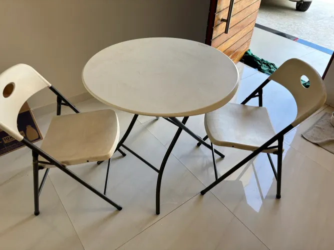 Jogo Mesa com 2 cadeiras dobráveis do Sams Club