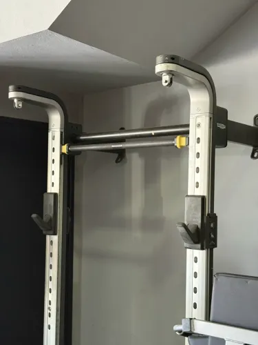 Technogym Omnia 3 - Rack de Agachamento e Treino Funcional Profissional