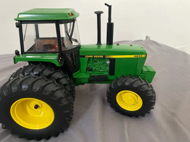 Miniatura trator John deere 4255, escala 1/16