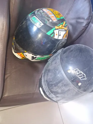 2 capacetes