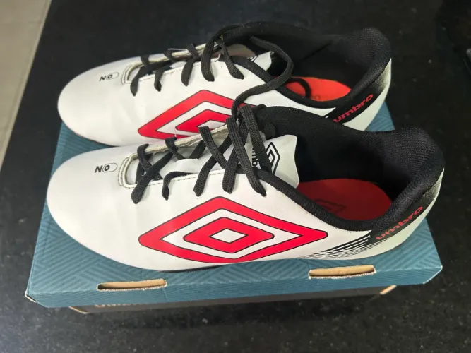 Chuteira umbro número 39