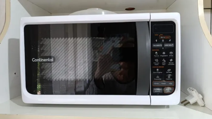 Micro-Ondas Continental 21L 1100W <br>com Tira Odor MC21B - 110V