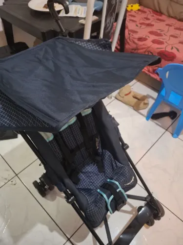 Carrinho guarda chuva voyage azul reclináveil, suporta ate 16kg