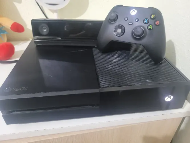 Vendo/Trco Xbox One Fat 500GB COMPLETO KINECT 1 MANETE SERIE X/S e 4 jogos na memória 780$