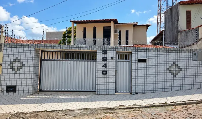 Casa Ampla à Venda em Capim Macio, Natal/RN | 400 m² | 4 Vagas de Garagem