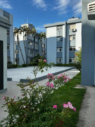 Apto no Estreito, 2 quartos, uma quadra da Beira Mar continental, 5 minutos do centro