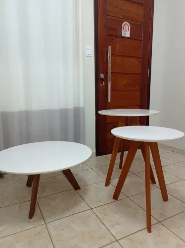 Conjunto de mesas de apoio.