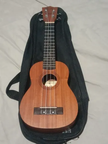 Ukulele Shelby muito novo