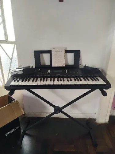 Teclado Yamaha PSR-E373 Semi-novo