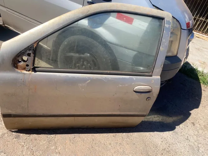 Porta esquerda da Fiat strada