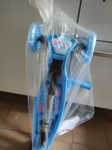 Patinete novinho sem uso , comprei para da de presente mais ficou pequeno , valor: 100