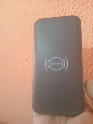 Carregador portátil carega por indução e também tipo c com cabo USB
