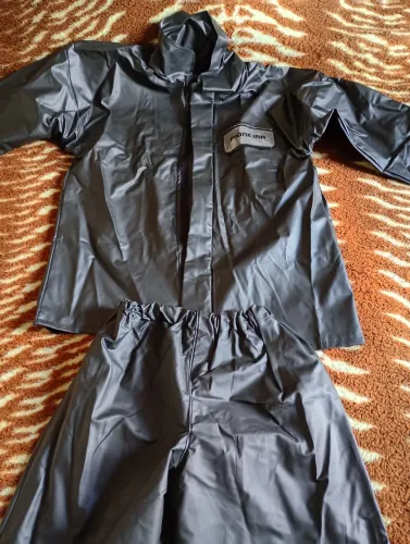 Duas capas de chuva p e g