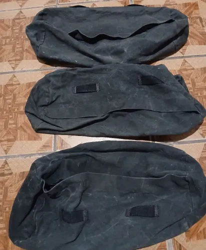 BAGS EM LONA COM FECHOS E ALÇAS.