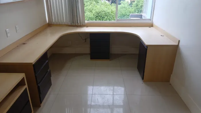 Bancada para estudo ou trabalho espaçosa