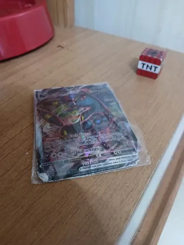 Carta pokémon umbreunVmax brilhante