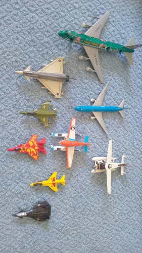 Miniaturas de aviões de aço