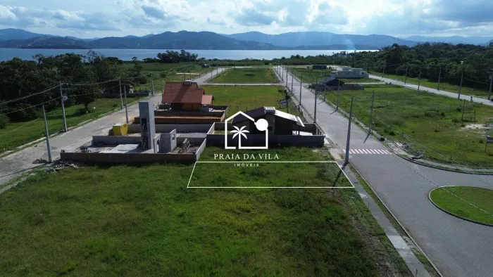 Terreno em Loteamento Planejado Próximo à Lagoa