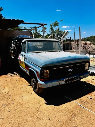 Caminhão F4000 motor mwm
