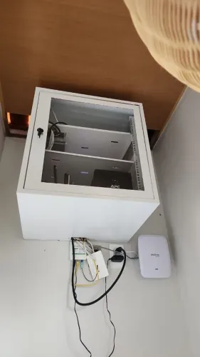 Rack de Parede para Equipamentos de Rede - Porta com Vidro