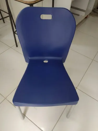 Cadeira em polipropileno (plástico resistente) com pés em alumínio 